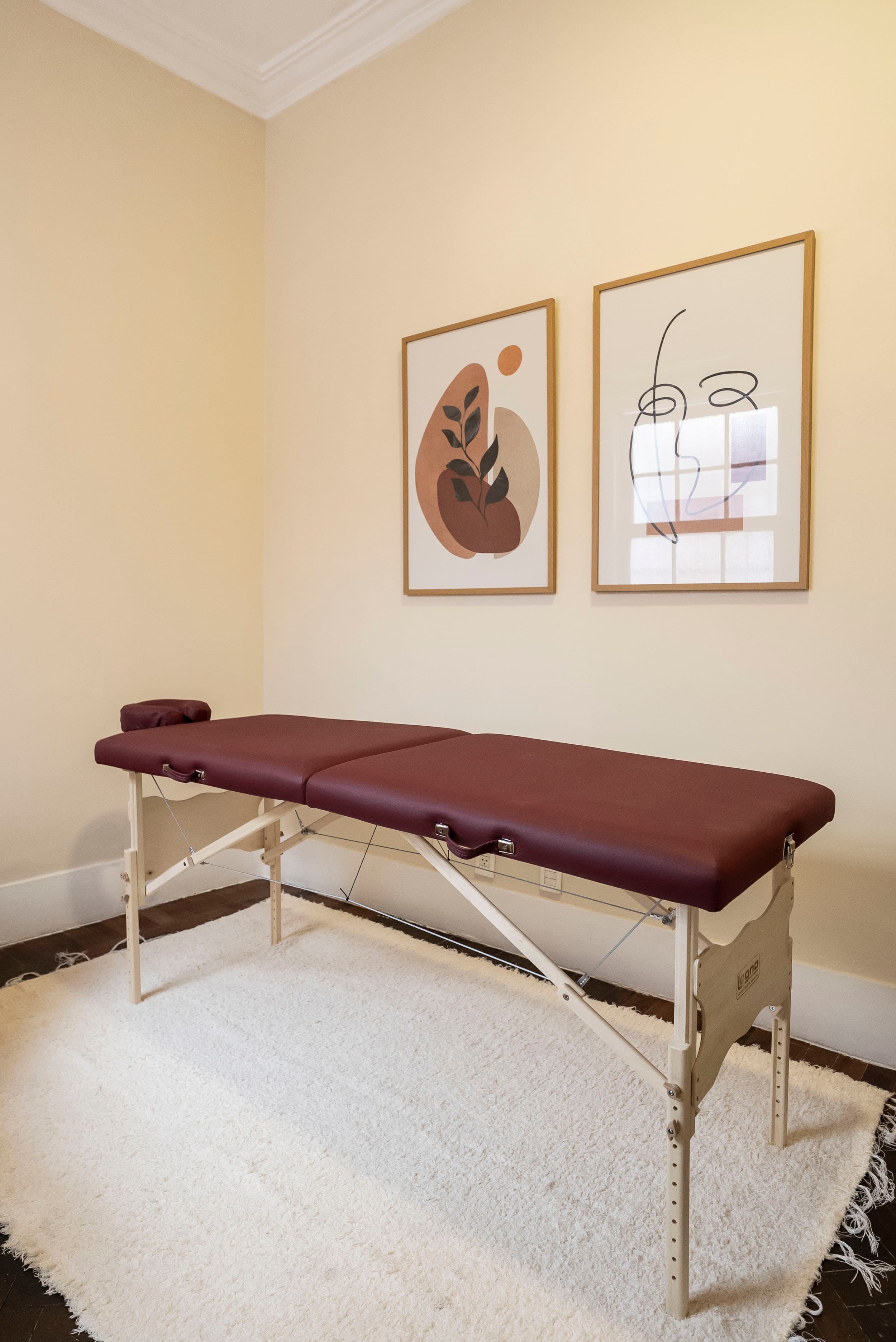 Sala de terapia com maca